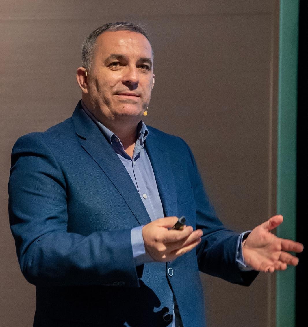 Miguel Ángel Fernández Martínez, presidente de Quiero Maracena y portavoz del grupo municipal, durante una conferencia